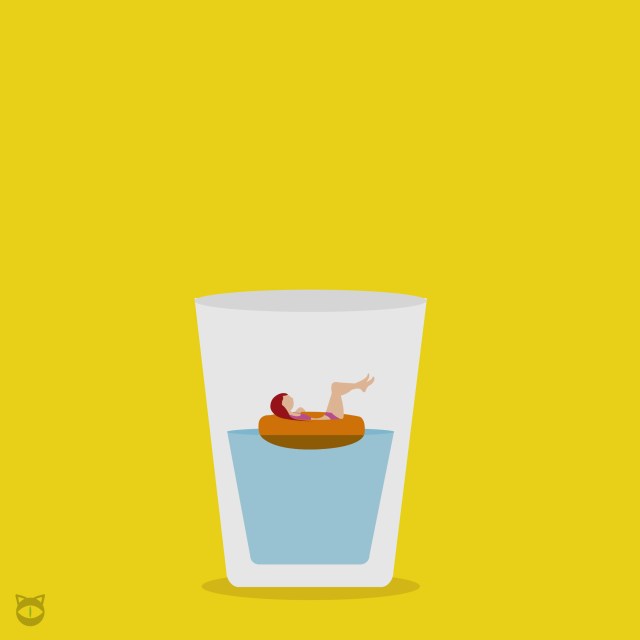 Chica flotando en vaso de agua