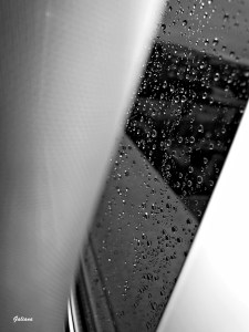 lluvia en el cristal blanco y negro