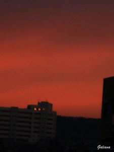 cielo teñido de rojo